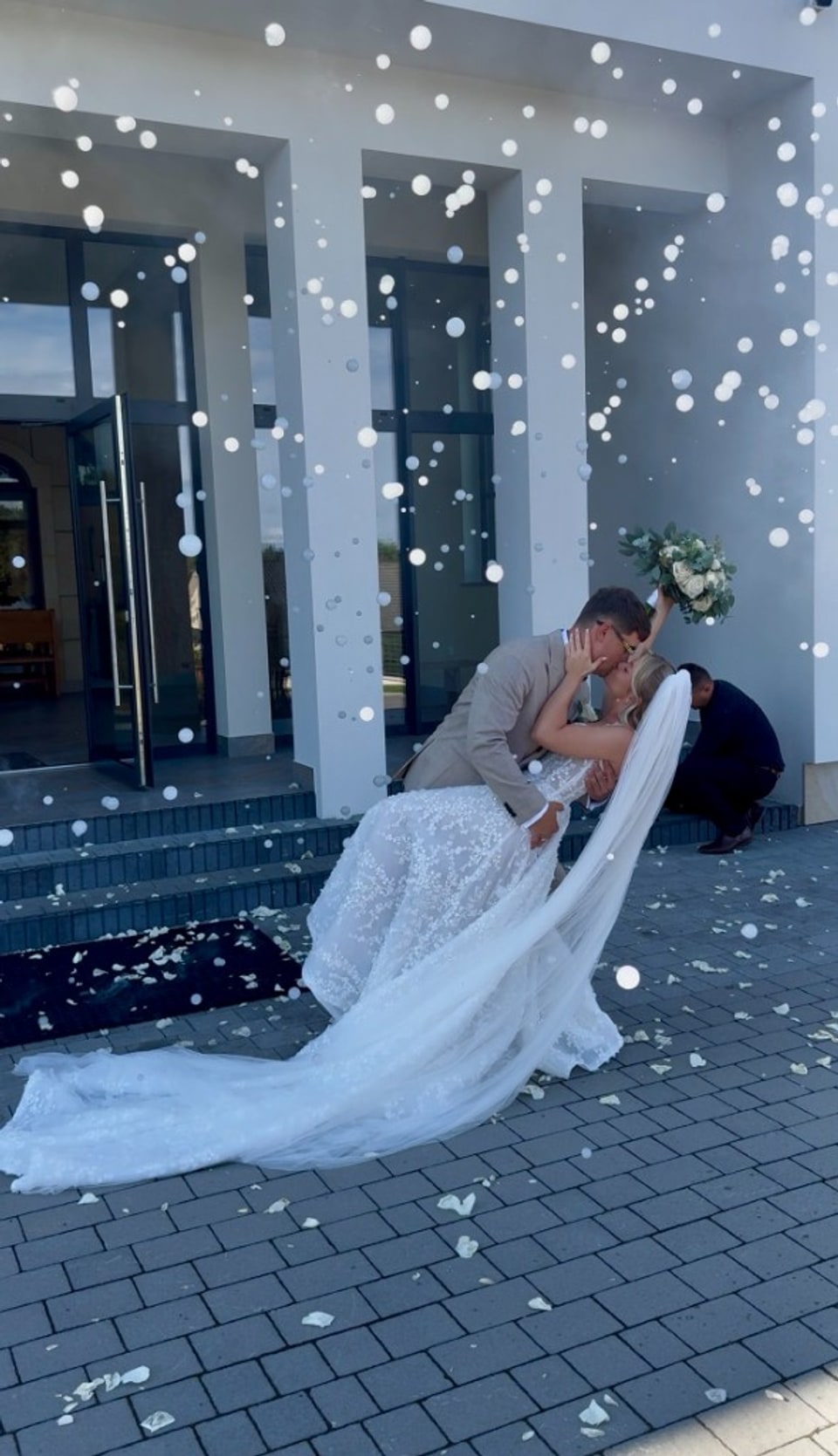 Para Młoda w bańkach mydlanych — romantyczny pocałunek przed salą